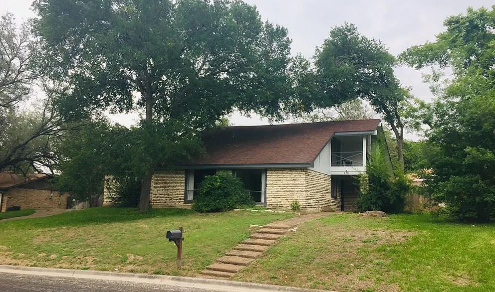 815 Cedar Oaks Lane